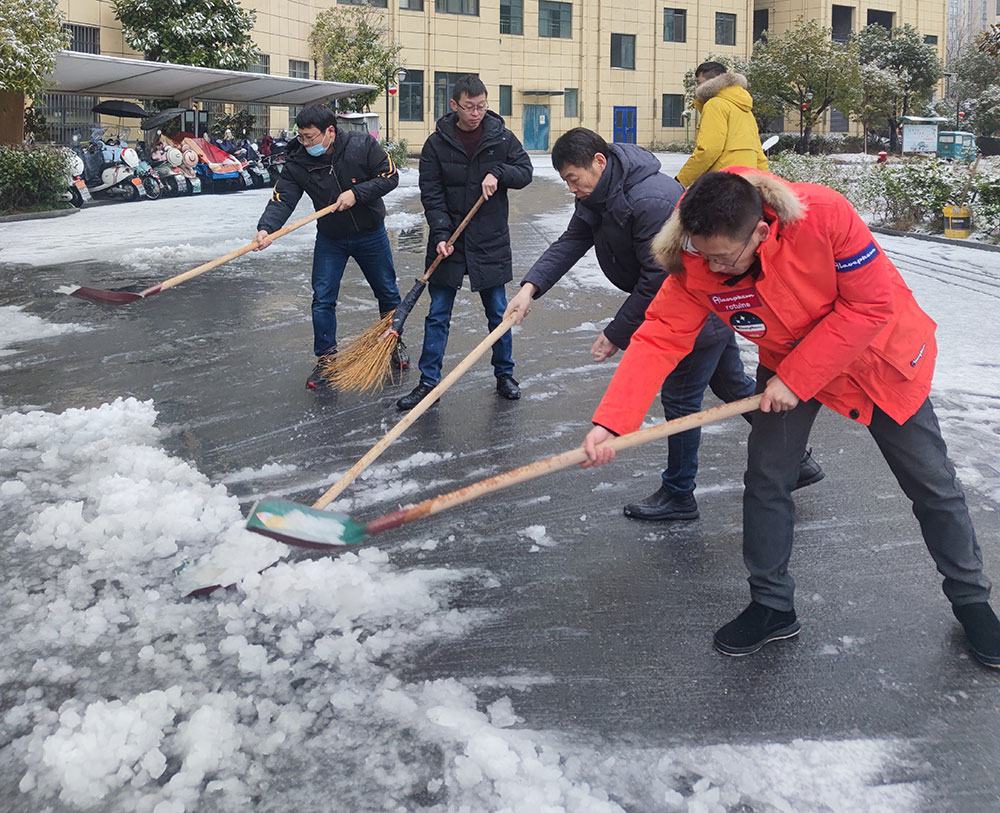 鏟雪除冰干勁足 齊心協力護平安